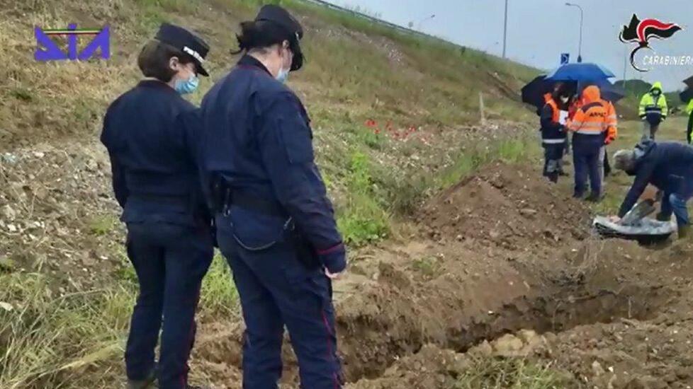 Uno scavo alla ricerca del Keu nei materiali di riempimento (foto di repertorio)