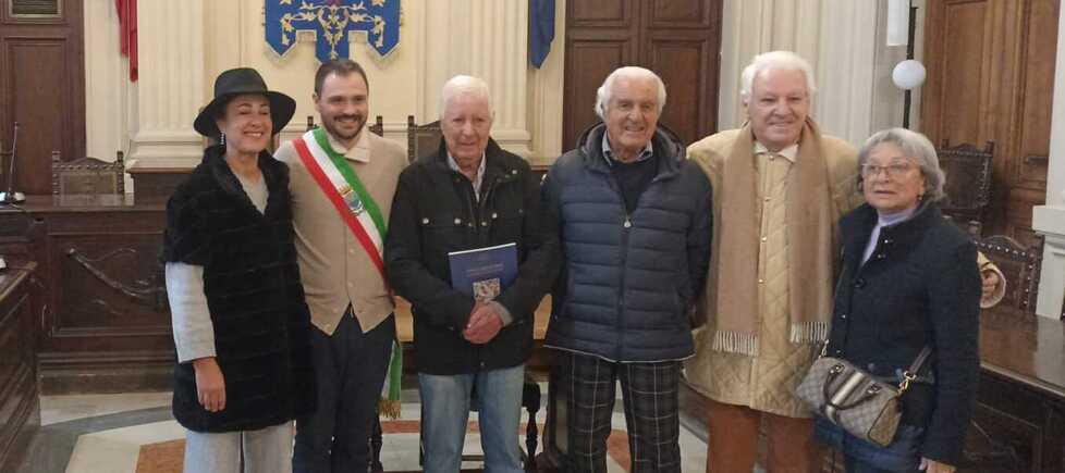 Al centro con il libro in mano il festeggiato, a sinistra il sindaco