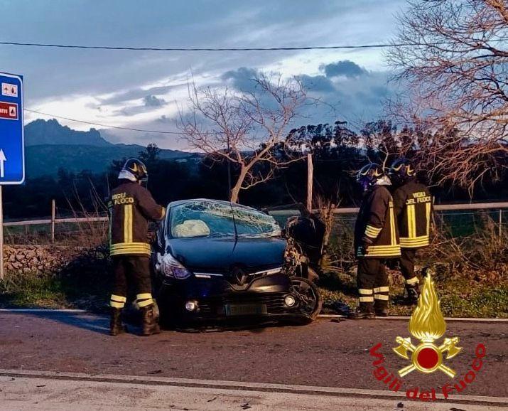 Auto fuori strada alla porte di Arzachena: due feriti trasportati in ospedale a Olbia
