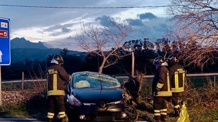 Auto fuori strada alla porte di Arzachena: due feriti trasportati in ospedale a Olbia