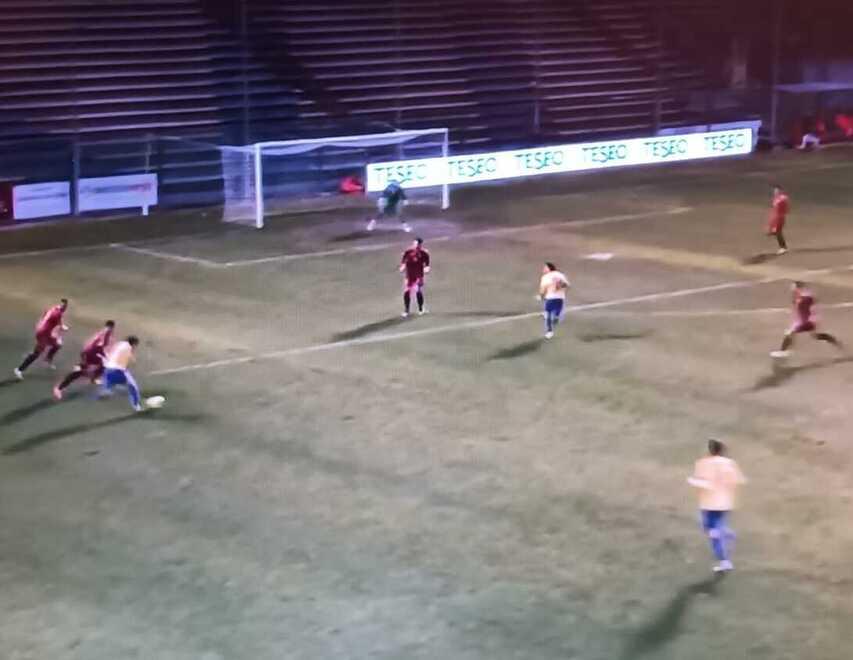 Un’azione di gioco a Fermo della Carrarese