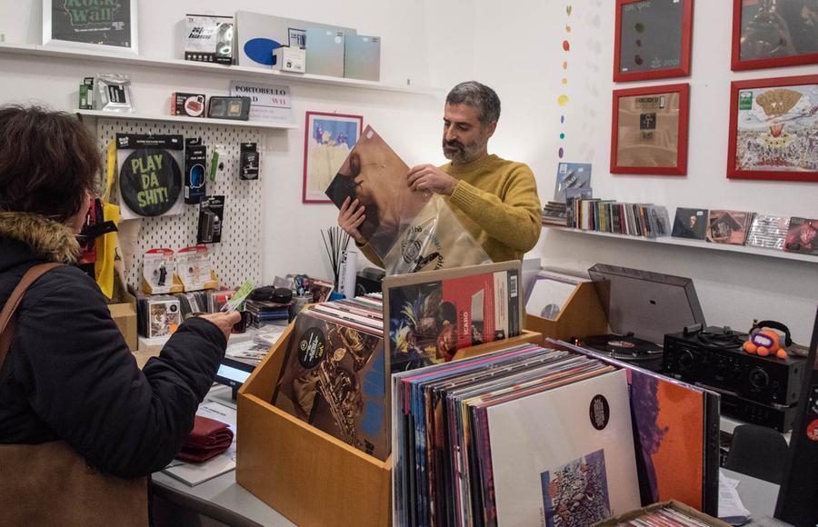 Vinile che passione, nell’isola è boom di vendite di 33 giri