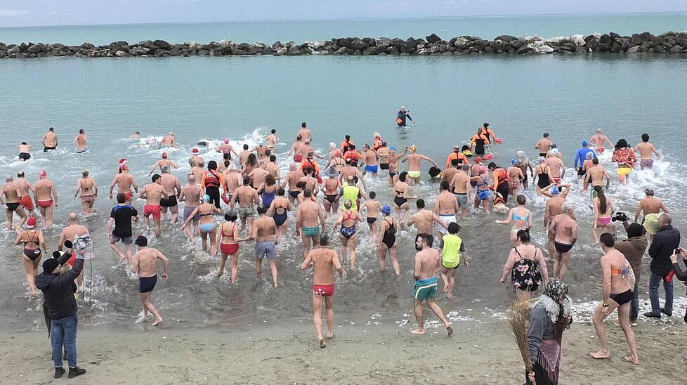 Marina di Pisa, in cento per il tuffo della Befana tra tradizione e voglia di solidarietà -I nomi