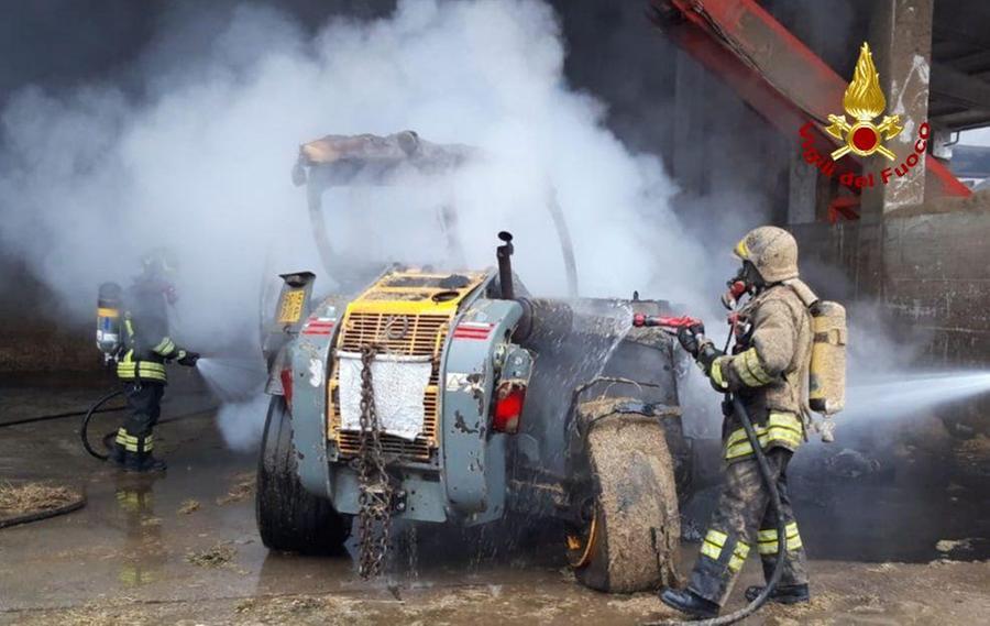 In fiamme un macchinario agricolo