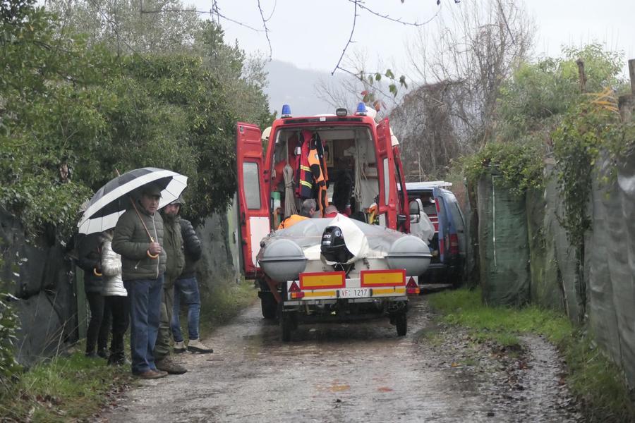 Barca si rovescia nel lago di Massaciuccoli: due morti, trovato il secondo corpo - Video