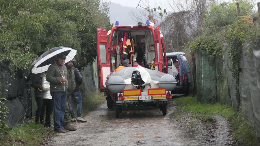 Barca si rovescia nel lago di Massaciuccoli: due morti, trovato il secondo corpo - Video