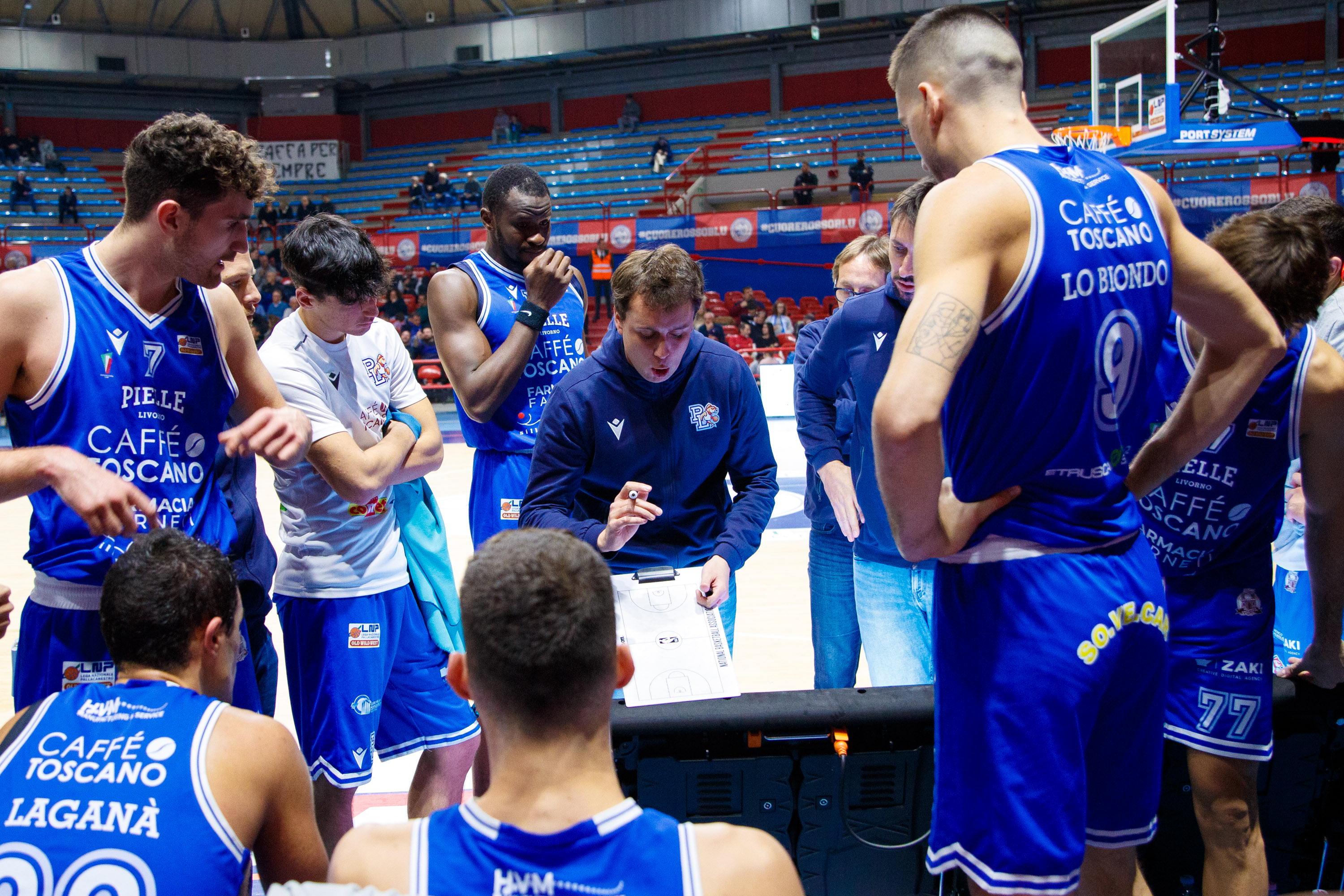Coach Cardani durante un time out (foto Nucci)
