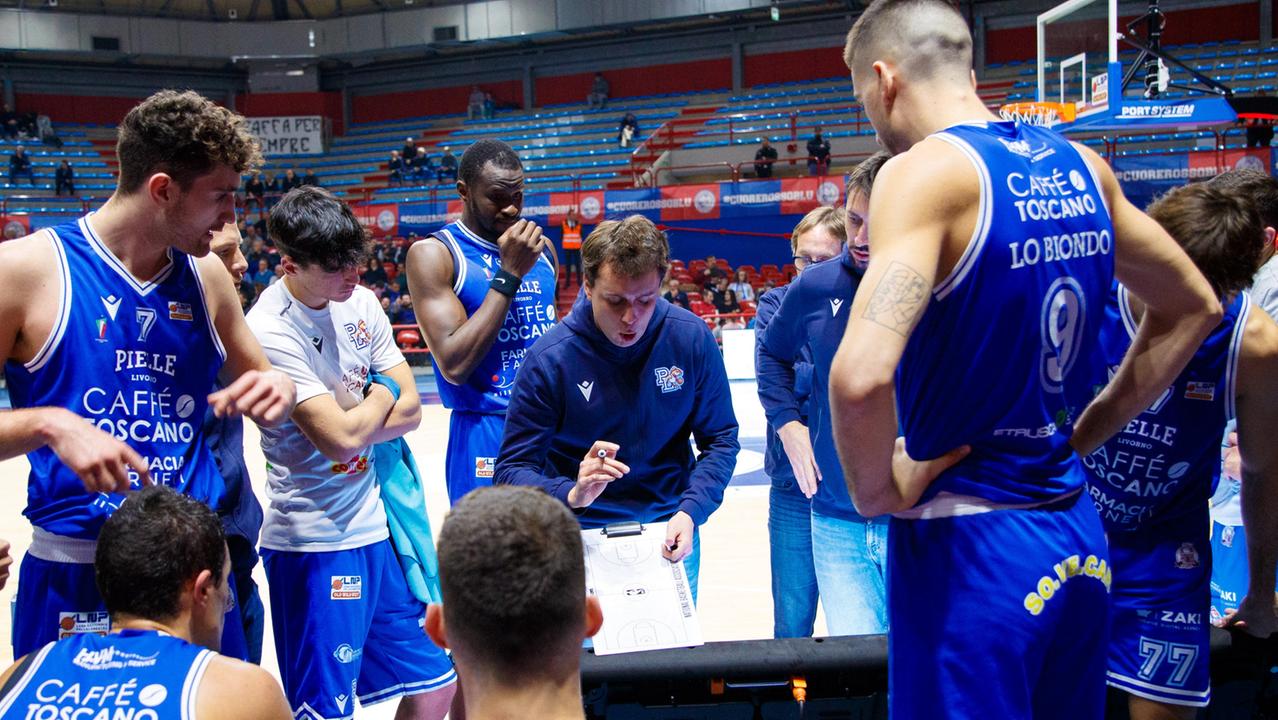 Coach Cardani durante un time out (foto Nucci)