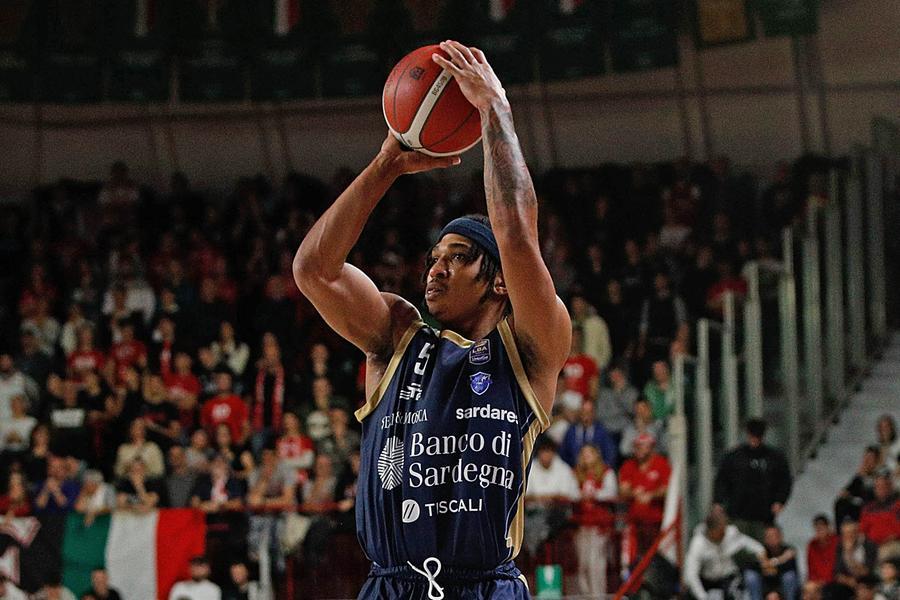 La Dinamo domina, poi rischia, ma vince a Pesaro la sua prima gara esterna