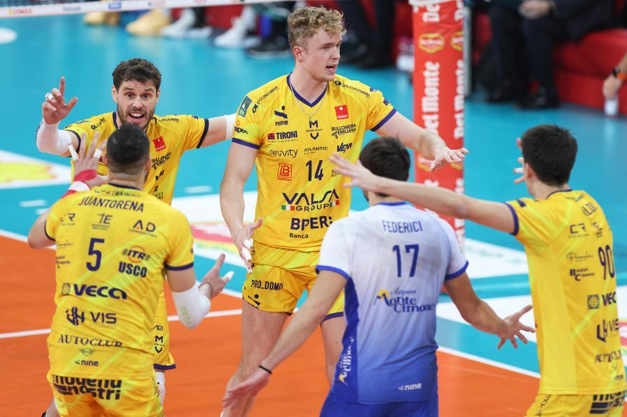 Modena, è notte fonda: Verona umilia i gialloblù e al PalaPanini piovono fischi