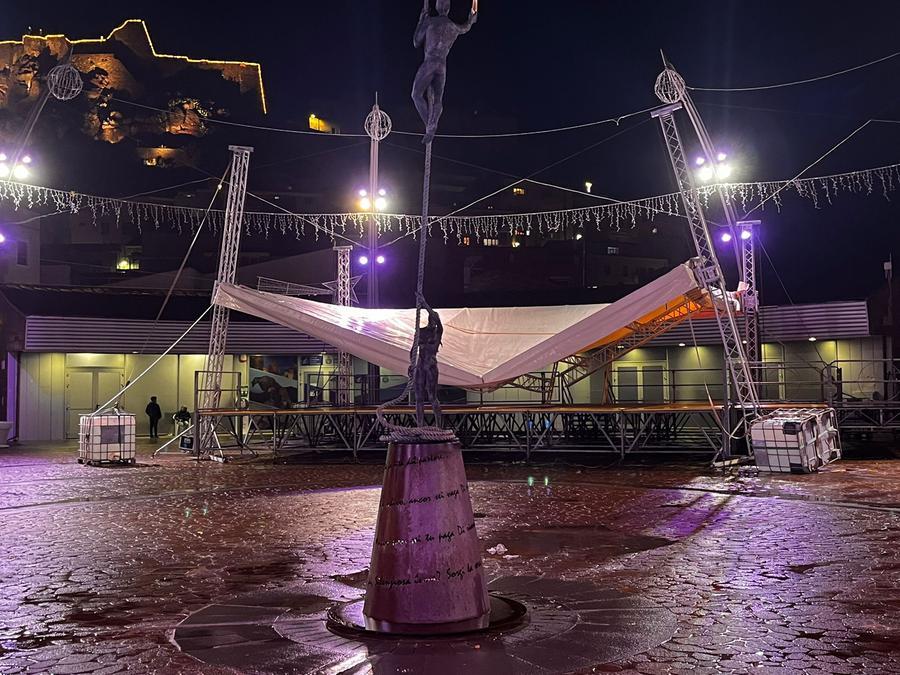 Castelsardo, collassa la copertura del palco di Mahmood