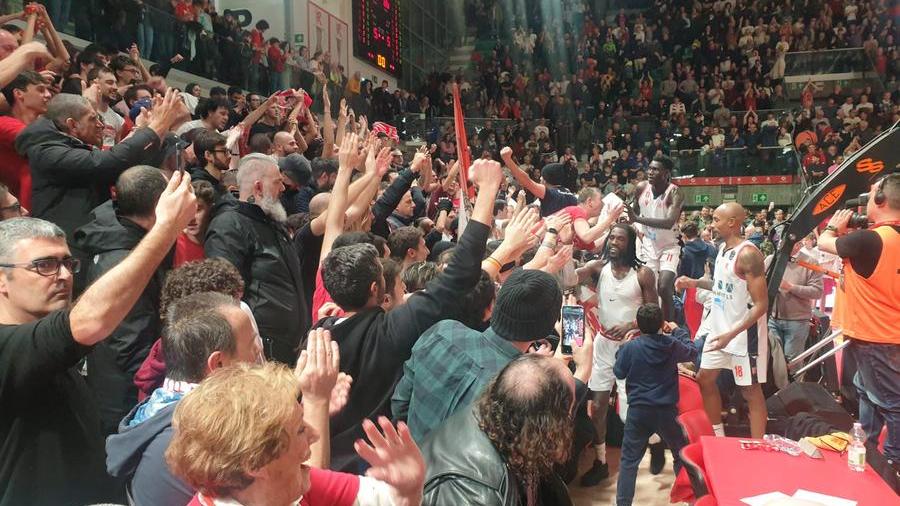 Il derby del basket: Reggio Emilia batte la Virtus Bologna