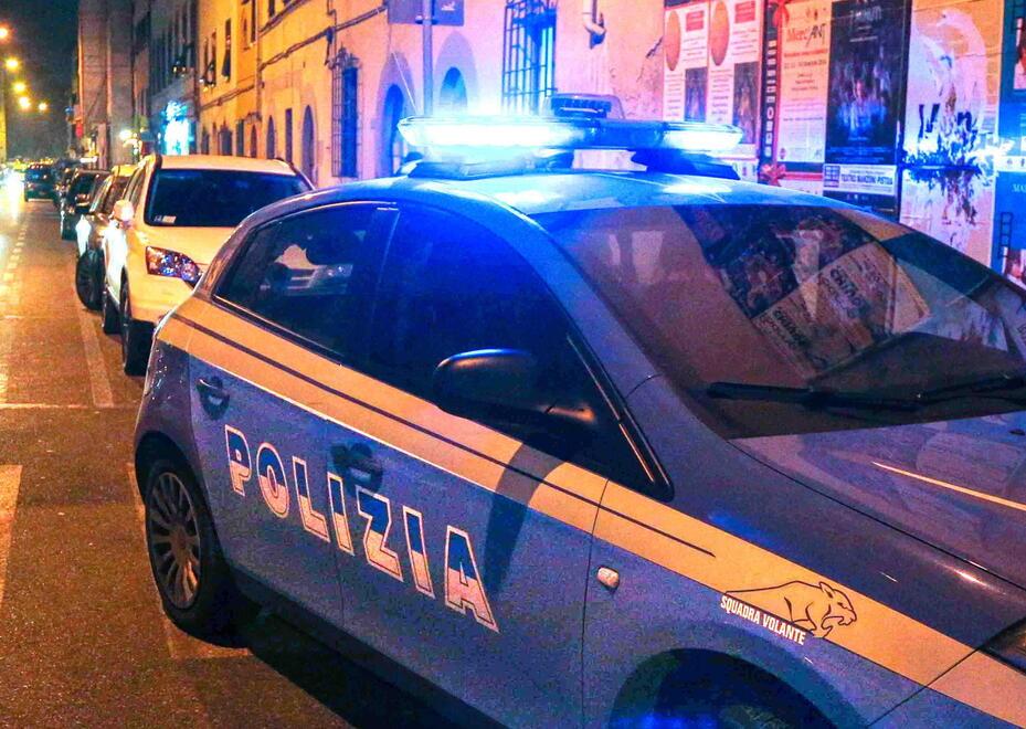 Una volante della polizia di Stato (foto d’archivio)