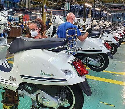 Operai al lavoro sulla linea di montaggio della Vespa durante la pandemia all’interno della Piaggio di Pontedera