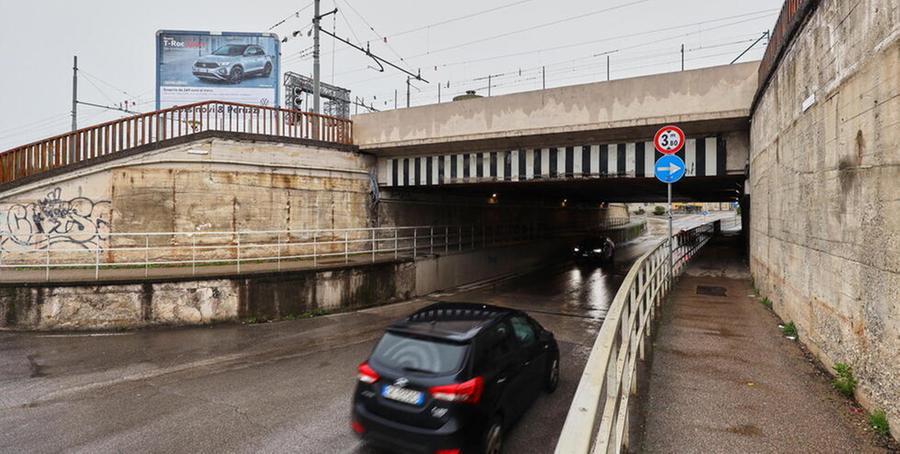 Un'immagine del sottopasso dove è avvenuta la rapina impropria alle due donne (Foto Juri Autovino)