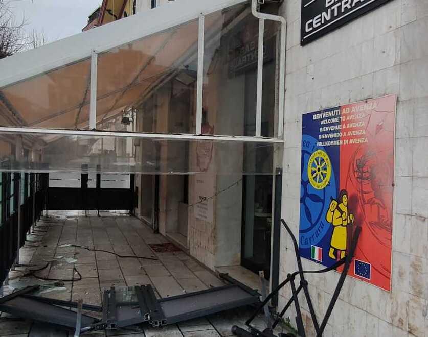 Il dehors sfondato del bar Centrale