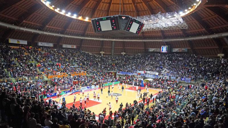 Una veduta dall’alto del PalaModigliani ieri sera durante il derby tra Pielle e Libertas (foto Franco Silvi)