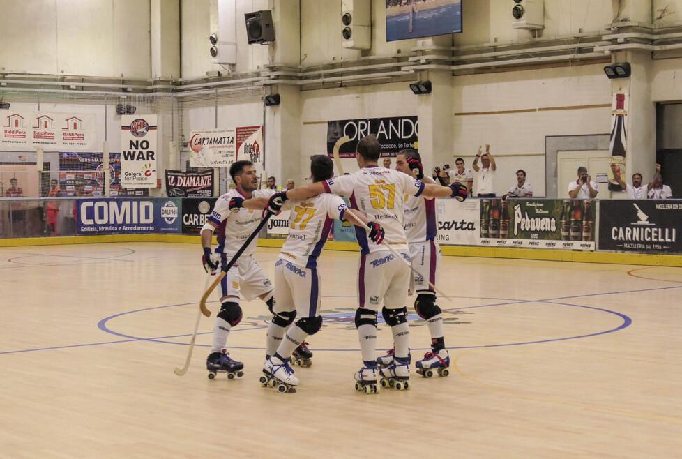 L’esultanza dei rossoblù dopo avere segnato un gol (Foto Roberto Paglianti)