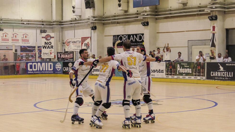 L’esultanza dei rossoblù dopo avere segnato un gol (Foto Roberto Paglianti)