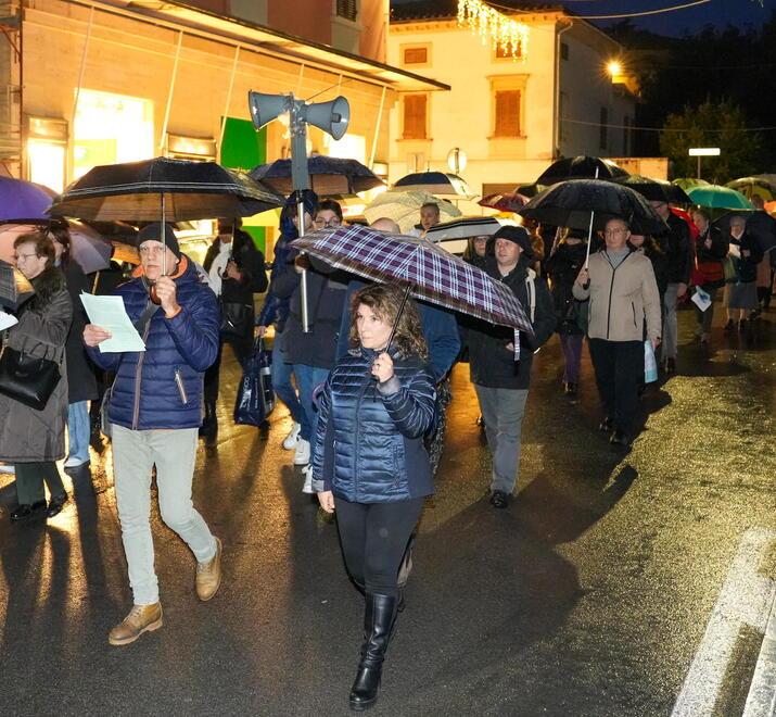 Montecatini, in 300 alla marcia per la pace sotto la pioggia e ultima messa del vescovo Filippini in basilica