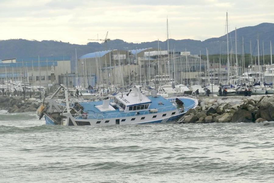 Viareggio, peschereccio contro gli scogli. La rabbia dei pescatori: «ll porto in queste condizioni non è agibile» – Video