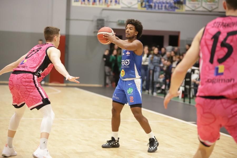 
	Il play della Fabo Alberto Benites palla in mano (foto Lnp/ Pall. Crema)

