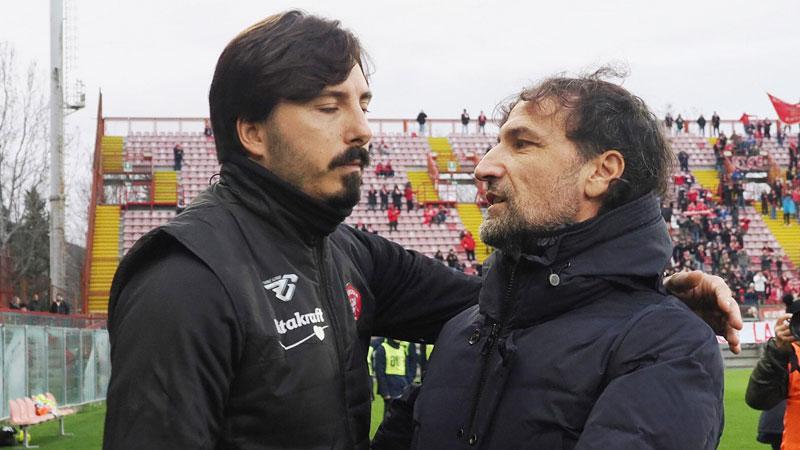 Stretta di mano prima dell’inizio della partita al Curi tra Alessandro Formisano mister del Perugia e Giorgio Gorgone allenatore della Lucchese