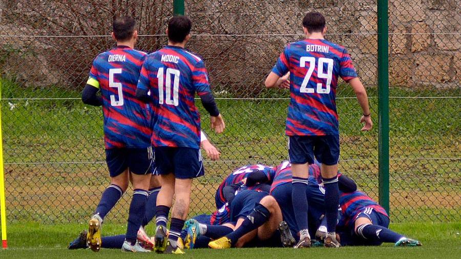 L’esultanza dei bianco rossoblù dopo il gol di Regoli (foto Giancarlo Grassi)