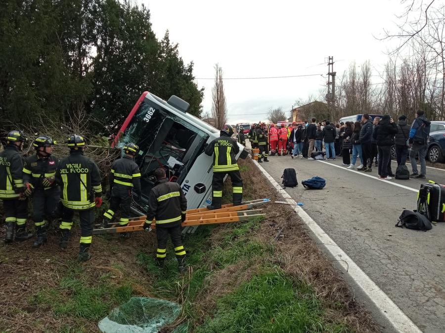 Rio Saliceto, autobus di studenti nel fosso. Salgono a sei i feriti