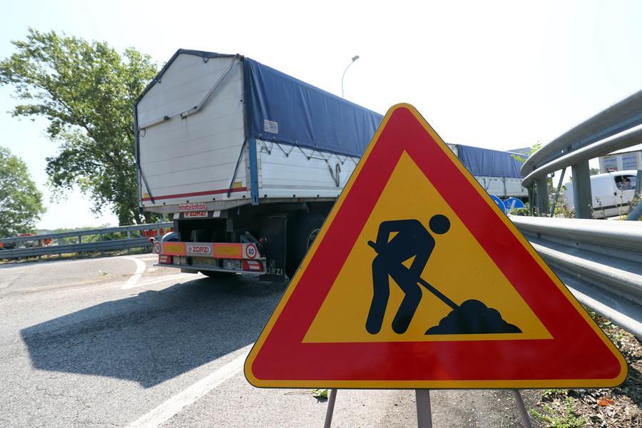 Lavori in via Bacchelli a Ferrara: aperta una sola corsia