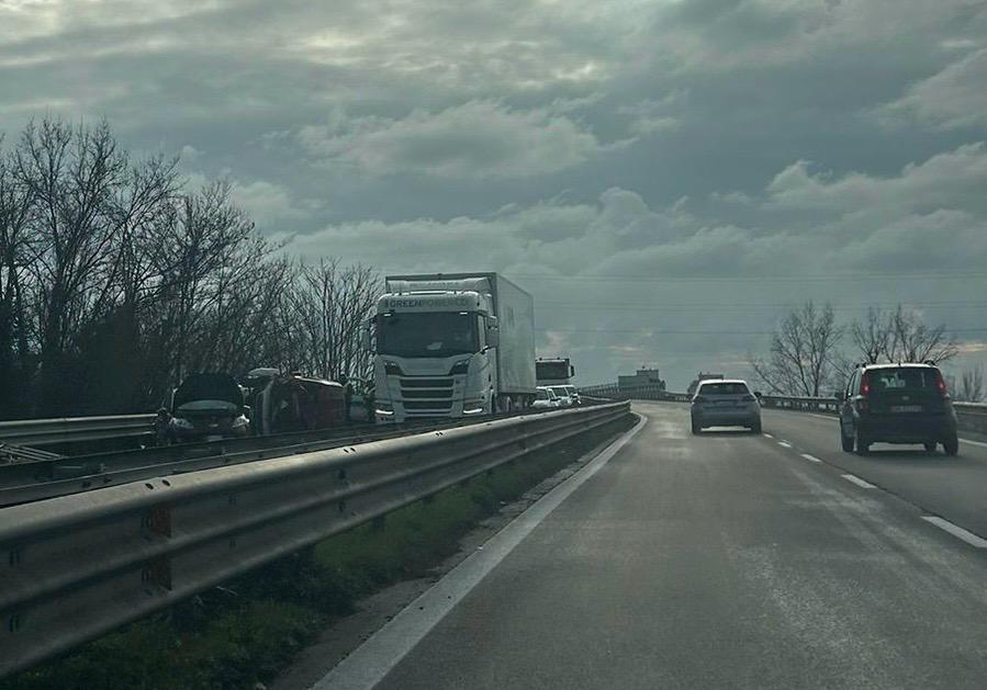 Modena, scontro in tangenziale: si ribalta un furgone