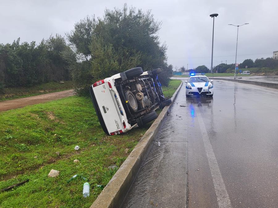 Sassari, autocarro si ribalta nella rotatoria