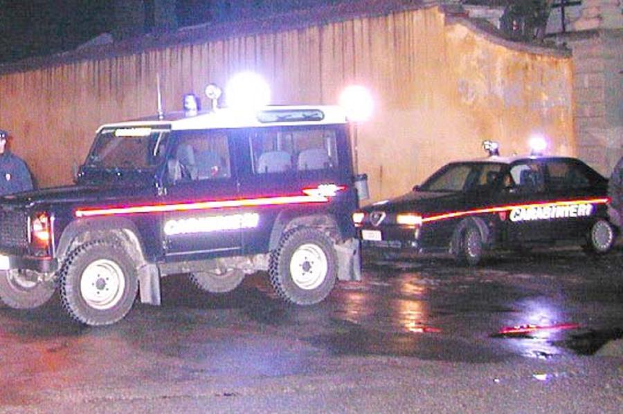I carabinieri fuori dal cimitero dei Lupi (foto d'archivio)