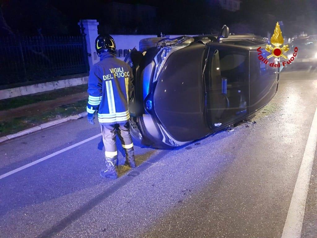 Un incidente avvenuto in viale Amerigo Vespucci, a Livorno (foto vigili del fuoco di Livorno)