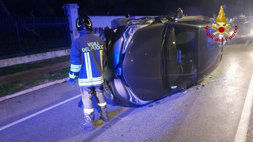 Un incidente avvenuto in viale Amerigo Vespucci, a Livorno (foto vigili del fuoco di Livorno)