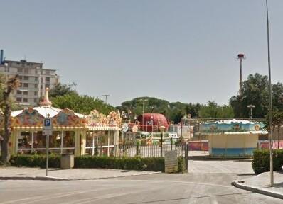 Pisa, presunta violenza sessuale su una minore al luna park: due giovani a processo