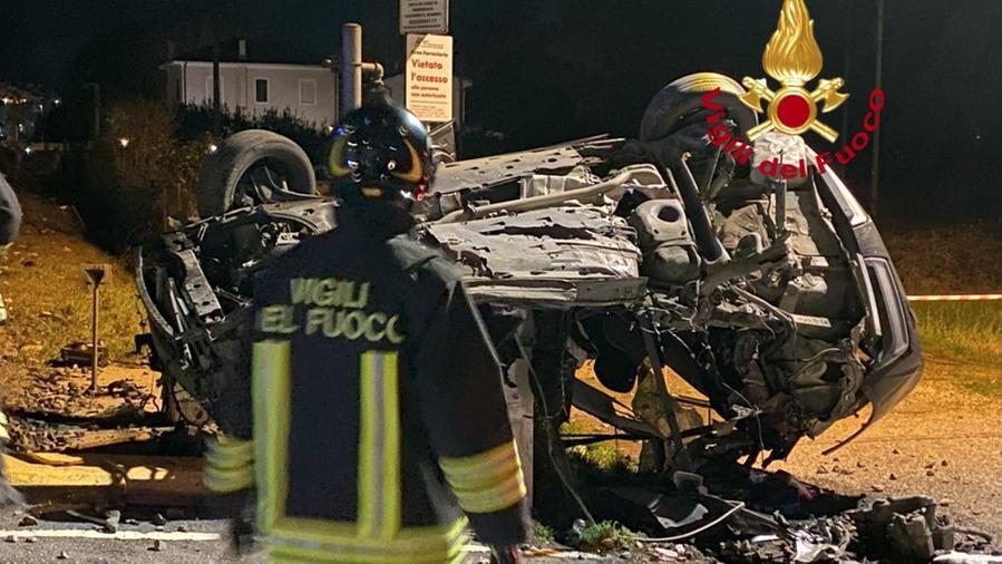 Castelfiorentino, auto travolta sui binari: la conducente è salva per miracolo