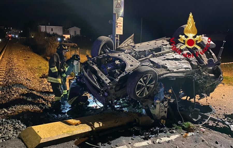 Auto travolta da un treno in corsa a Castelfiorentino: illesa la conducente
