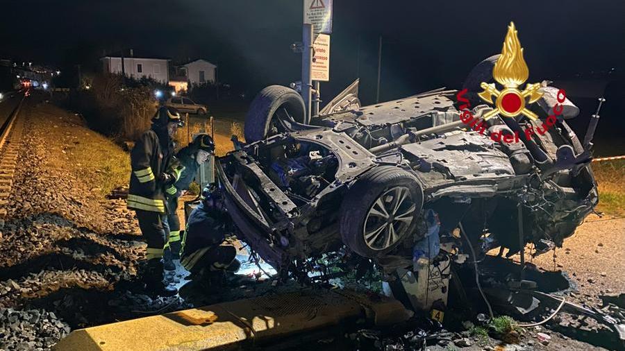 Auto travolta da un treno in corsa a Castelfiorentino: illesa la conducente