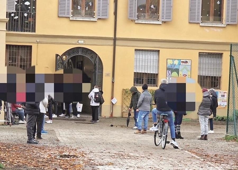 Reggio Emilia, studente sardo di 13 anni muore mentre sale le scale di scuola
