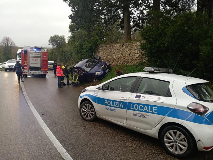 Auto fuori strada sulla Sassari-Sorso, donna liberata dai vigili del fuoco
