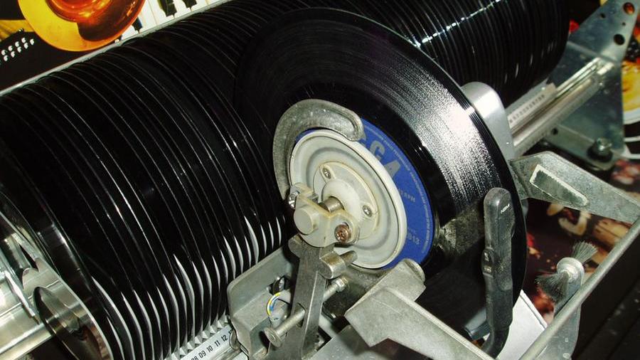 Il 45 giri compie 75 anni: la storia dei dischi che diedero vita ai jukebox