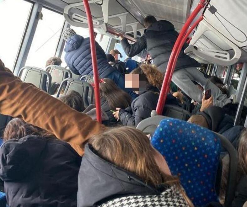 Autobus con 60 studenti nel fosso a Rio Saliceto: «Tanti in piedi, abbiamo avuto paura»