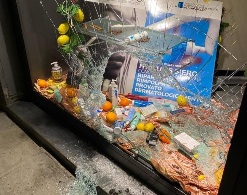 La vetrata della farmacia di Borgo Ognissanti distrutta nella notte con un tombino