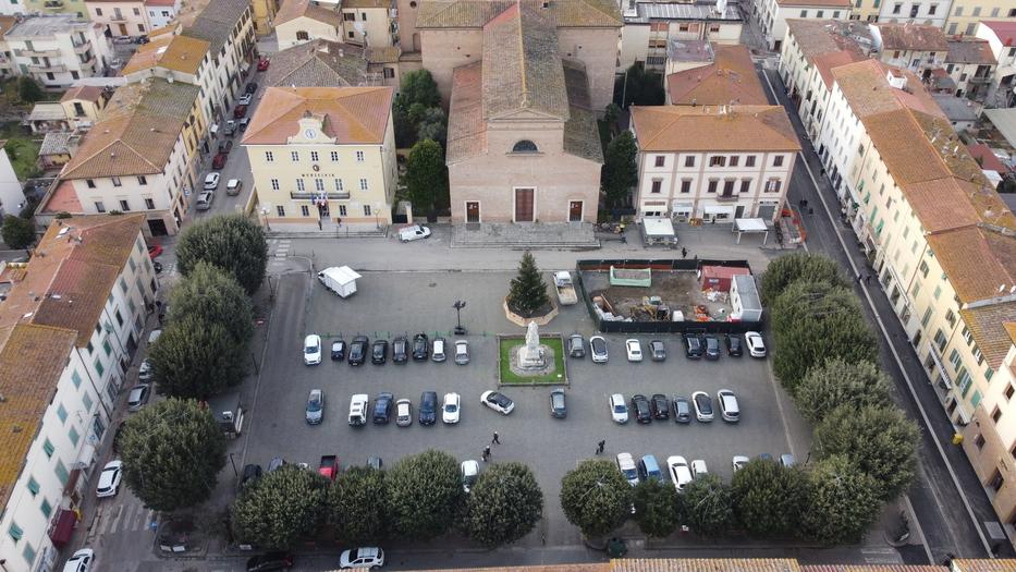 Una veduta dall’alto di piazza Boccaccio a Certaldo