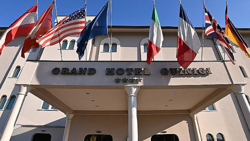 L’ingresso del Gran Hotel Guingi, il luogo in cui avrebbe dovuto tenersi la conferenza a cui era invitato a partecipare in collegamento da Mosca, Alexsandr Dugin, ideologo di Putin