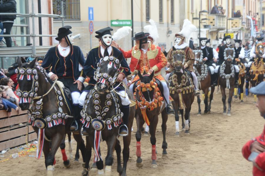 Sartiglia 2019. Il corteo dei cavalieri che sfila in via Mazzini