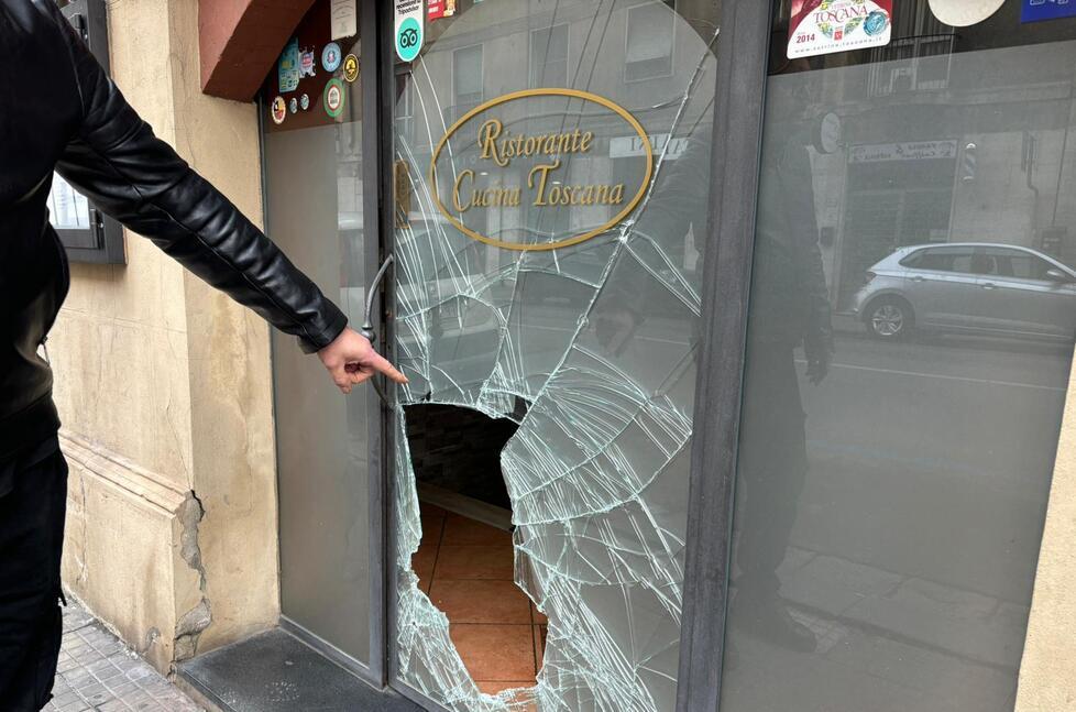 Pisa, più controlli dopo l'omicidio in centro? I ladri sfondano il ristorante: «Ingresso distrutto, rubati duecento euro»<br>
