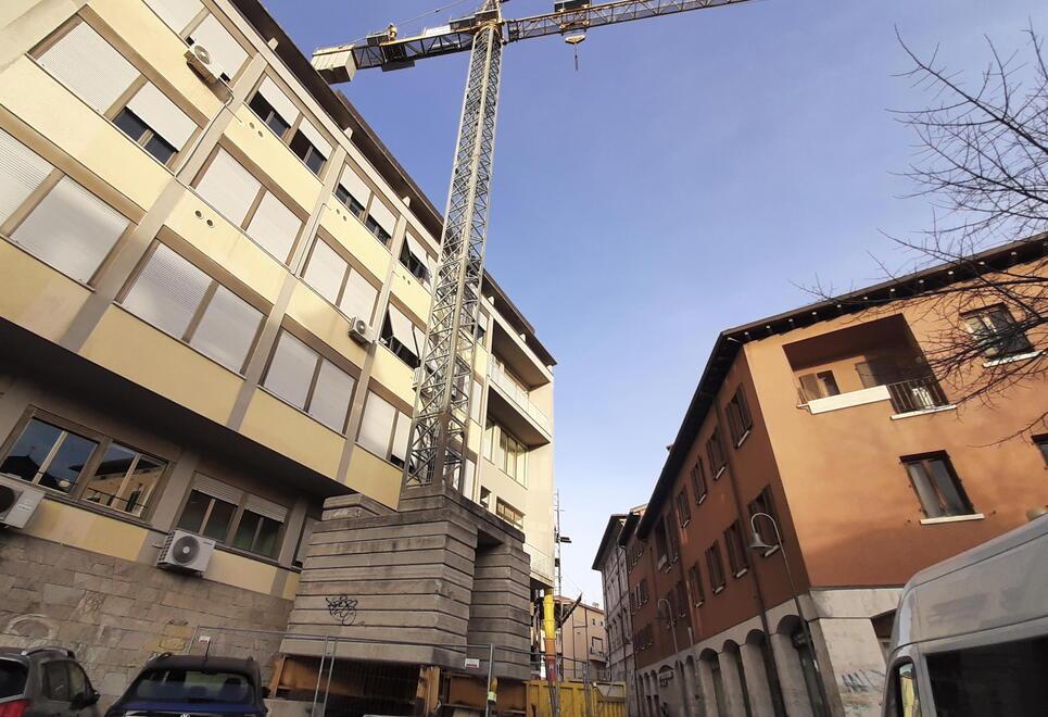 Il cantiere abbandonato alla fine di via Montebello (foto Agenzia Bf)