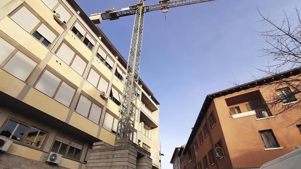 Il cantiere abbandonato alla fine di via Montebello (foto Agenzia Bf)